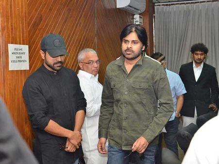 జనసైనికుల్లారా సహనం వహించండి.. ఆ ఛానెళ్లను బహిష్కరించండి.. పవన్ పిలుపు