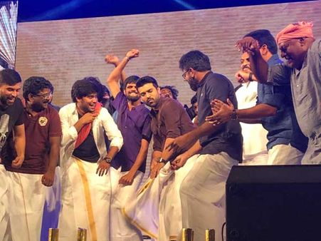 రంగస్థలం విజయోత్సవం: లైవ్ డాన్స్ పెర్ఫార్మెన్స్‌తో అదరగొట్టిన సుకుమార్