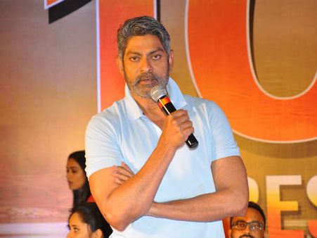 ఓ మగాడు నాకే ముద్దొచ్చాడు: రామ్ చరణ్ గురించి జగపతి బాబు!