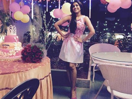 జబర్దస్త్ యాంకర్ రష్మి బర్త్ డే సెలబ్రేషన్స్ (ఫోటోస్)