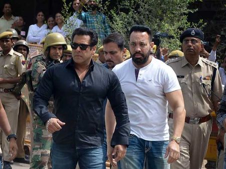 సల్మాన్ కొంప మునిగింది టబు వల్లనే.. హాట్ బ్యూటీ రెచ్చగొట్టడంతో!