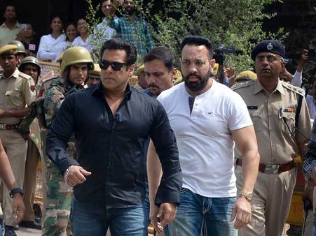 కోర్టులో ఏడ్చేసిన సల్మాన్ ఖాన్, ఆ మాత్రలు మింగిన వైనం....