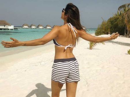 బికినిలో సాగర కన్య.. 42 ఏళ్ల వయసులో ఇంత హాటా!