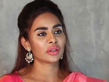 చూస్తే అమాయకుడిలాగా ఉంటాడు.. వాడి బుద్ది కూడా అంతే.. శ్రీరెడ్డి సంచలనం!