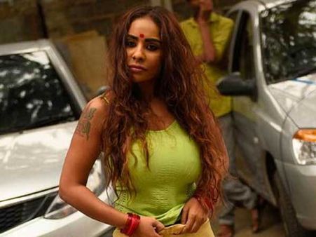 అమ్మాయిలను బానిసలుగా మారుస్తారా?.. మండిపడ్డ శ్రీరెడ్డి