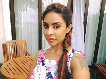 హీటెక్కుతున్న శ్రీరెడ్డి వ్యవహారం.. పడుకో, అక్కడ చుంబించు అనే వాళ్ళు ఉన్నారు!