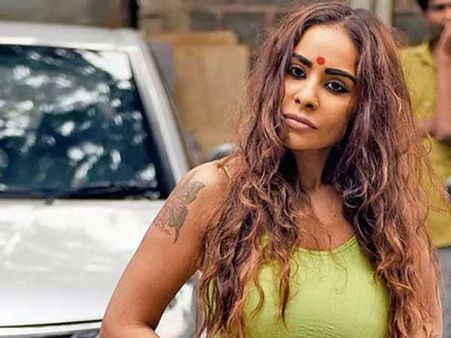 మీ చెప్పుతో కొట్టండి.. ఆడపిల్ల బాధ అర్థం కాలేదా? మళ్లీ శ్రీరెడ్డి కామెంట్ల కలకలం