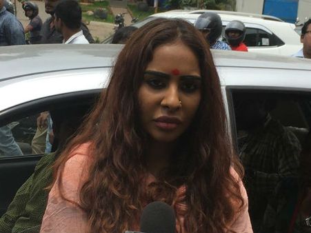 వారిని ఊసిగొల్పుతున్నారు.. రంకు పురాణాలన్నీ అక్కడే.. పచ్చిగా మాట్లాడిన శ్రీరెడ్డి