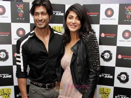 రూమర్లు చెక్ పెట్టిన శృతిహాసన్.. కుర్ర హీరోతో కలిసి..