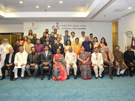 వివాదంలో నేషనల్ ఫిల్మ్ అవార్డ్స్: 60 మంది డుమ్మా...డమ్మీలతో సీట్లు నింపిన వైనం!