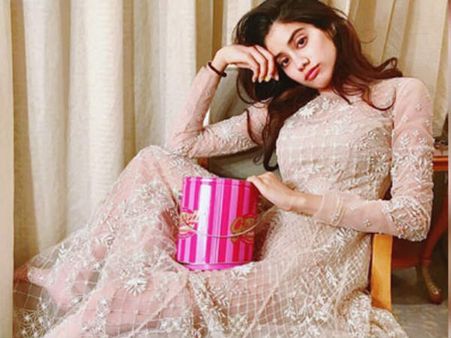 కొంచెం కూడా బాధ లేదా? ఈ వేషాలేంటి? శ్రీదేవి కూతురుపై దారుణమైన కామెంట్స్