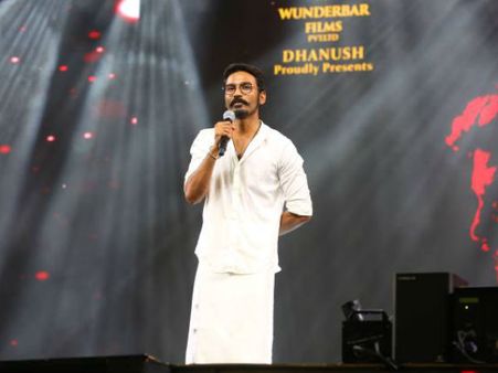 రజనీకి వెన్నుపోటు పొడుస్తున్నారు.. కాలా వేడుకలో దర్శకుడిపై ధనుష్ మండిపాటు