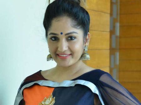 రంగస్థలం, మహానటి చిత్రాలతో డబ్బా కొట్టుకుంటున్నారు.. లిప్ లాక్ సీన్ చేయాల్సి వస్తే.. మాధవీలత!