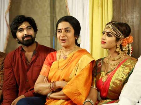 అందమైన ప్రేమకథగా ‘నిన్నే చూస్తూ’