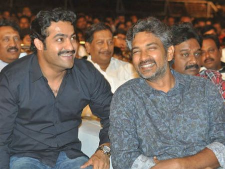 ఎన్టీఆర్ కొత్త లుక్ కోసం ఆగలేకపోతున్నాడట.. రాజమౌళి సినిమాకు మళ్ళీ!