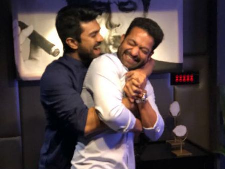 ఎన్టీఆర్‌ని నలిపేస్తున్న రాంచరణ్.. అద్భుతమైన రీతిలో బర్త్ డే విషెష్!