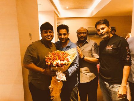 ఎన్టీఆర్ బర్త్ డే సెలెబ్రేషన్స్: ఆ ముగ్గురు కలసి.. కొడుకుని నెత్తిన ఎక్కించుకున్న తారక్, ఎమోషనల్!