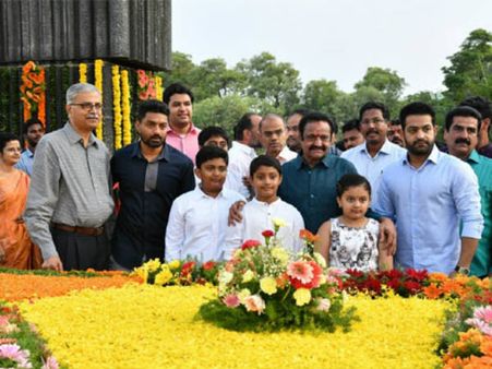 ఎన్టీఆర్ జయంతి: ఘాట్ వద్ద హరికృష్ణ, జూ ఎన్టీఆర్, కళ్యాణ్ రామ్, క్రిష్ (ఫోటోస్)