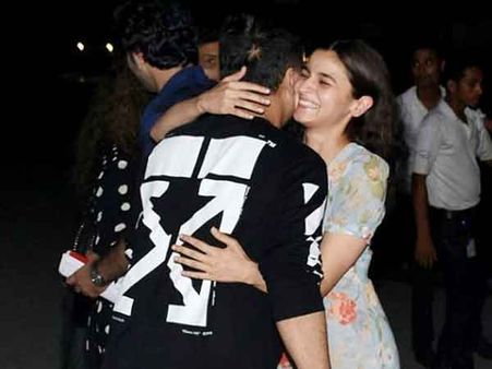 పీకల్లోతు ప్రేమలో రణ్‌బీర్, ఆలియా.. ఒకే కారులో అతిసన్నిహితంగా..