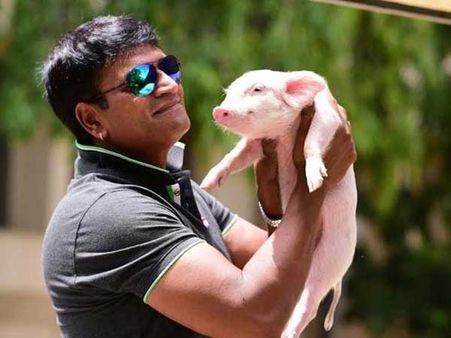 పంది పిల్లతో ఏం చేశాడో చూశారా? వైరల్ అవుతున్న రవిబాబు వీడియో!