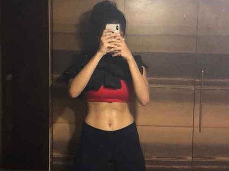 షాకిస్తున్న బాక్సింగ్ పిల్ల.. సిక్స్ ప్యాక్ తరహాలో రితికా సింగ్ లుక్!