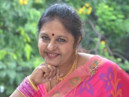 రాజకీయాల్లోకి ప్రముఖ తార.. కేసీఆర్‌ను కలిసి..