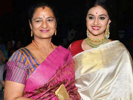 అదంతా అబద్దం, ఇదే నిజం: ‘మహానటి’పై సావిత్రి కూతురు ఎమోషనల్