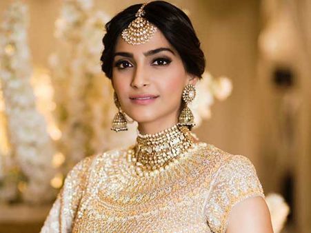 పెళ్లి సందడి: సోనమ్ కపూర్ లుక్ అదుర్స్, స్పెషల్ ఎట్రాక్షన్ జాహ్నవి, శ్రీదేవి లేని లోటు...