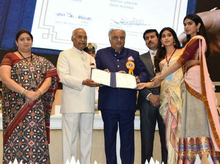 65వ జాతీయ అవార్డ్స్ ప్రదానం: శ్రీదేవిని జ్ఞాపకాలతో బోనీ.. బాహుబలి2, ఝాజీ మేకర్స్ హ్యపీ మూమెంట్