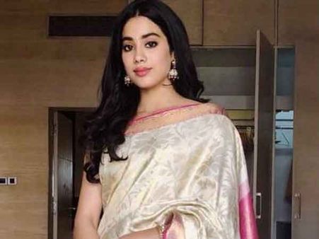 చీరకట్టులో మెరిసిన శ్రీదేవి కూతురు.. రాంచరణ్‌ పెళ్లికి లింకు ఏమిటంటే..