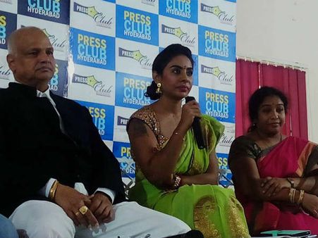 ఆయన అందరి తోళ్లూ ఒలుస్తారు: నాని, శేఖర్ కమ్ముల, కోన వెంకట్‌పై శ్రీరెడ్డి సంచలనం!