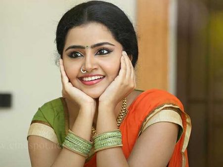 ఆవిడ కూడా వాళ్ళ ఆయన్ని పవన్ కళ్యాణ్ అనే అనుకుంటుంది .. అనుపమ ట్వీట్, ఎందుకో తెలుసా!