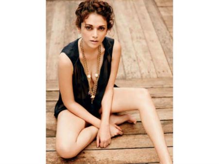 హాట్‌ హాట్‌గా అదితిరావు.. నెటిజెన్ల సమ్మోహనం..