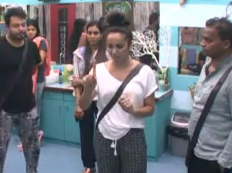 బిగ్ బాస్ 2: ఇద్దరు మగాళ్లని ఏసుకుని హీరోయిన్ అనుకుంటోంది.. షాకింగ్ సర్ప్రైజ్, ఆ ఇద్దరు నటులు!