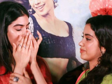 శ్రీదేవిని తల్చుకుని బోరున ఏడ్చేసిన కూతుళ్లు!