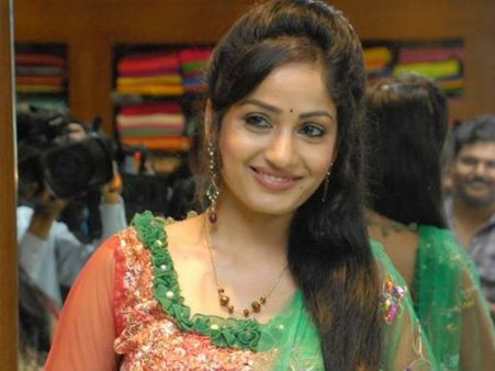 బిగ్ బాస్‌పై మాధవీలత సంచలనం.. ఆఫర్ ఆశ చూపి వాడుకోవాలని, ఫోన్ చేసి అడిగేశాడు!