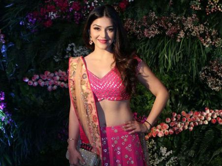 సెక్స్ రాకెట్ ఎఫెక్ట్: హీరోయిన్ మెహ్రీన్‌‌‌‌ను విచారించిన అమెరికా అధికారులు!