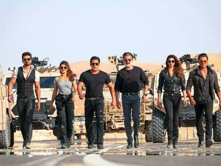 పాక్‌లో దుమ్మురేపుతున్న రేస్3.. కరాచీలో కిక్కిరిసిన థియేటర్లు!