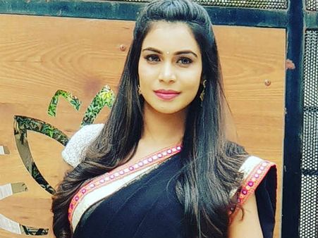 అతడి పక్కన పడుకోమన్నారు.. మా అమ్మ ఏడ్చింది, హౌస్ లోపల హింస, సంజన సంచలనం!