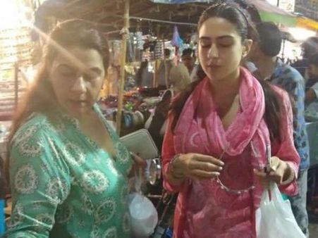 చార్మినార్ రోడ్లపై బాలీవుడ్ నటి బిజీగా షాపింగ్.. ఆమె ఎవరంటే..