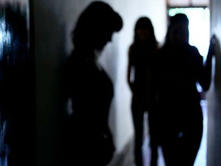 హీరోయిన్ల పేర్లు, రూమ్ నెంబర్లు.... ఆ కాగితమే సెక్స్ రాకెట్ పట్టించింది!