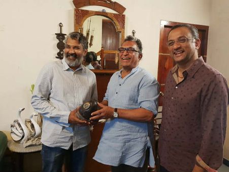 నాజర్ ఇంట్లో రాజమౌళి, శోభు.. మధుర జ్ఞాపకం, ఏ సినిమాలోదో చెప్పండి!