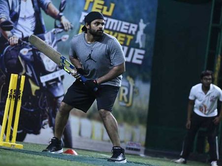 తేజ్ ఆటపాటలో.. క్రికెట్ ఆడిన సాయిధరమ్.. 29న ‘ఐ లవ్ యు’ చెప్పేందుకు..