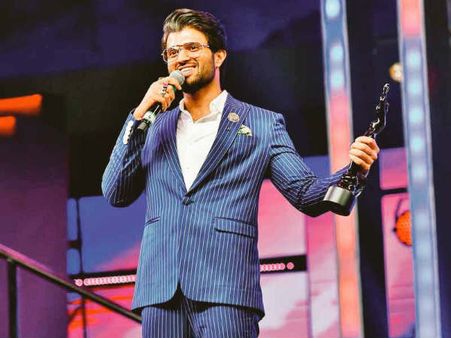 అవార్డ్ ప్రభాస్ లేదా తారక్‌కు ఇవ్వాల్సింది: విజయ్ దేవరకొండ ఓవరాక్షన్‌పై హీరోయిన్...