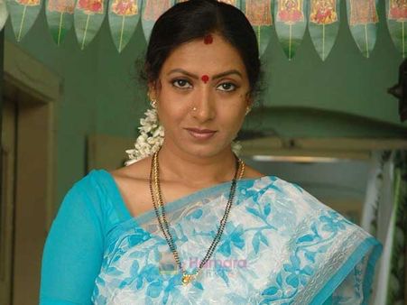 ఫోన్ చేసి గెస్ట్‌హౌస్‌కు రమ్మన్నారు.. వాళ్లను నమ్మి కోట్లు పోగొట్టుకొన్నా.. ఆమని