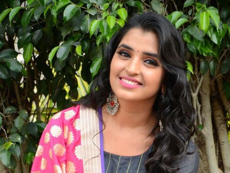 బిగ్ బాస్ ఇంట్లో ఏం జరుగుతోంది?.... వాస్తవాలు బయట పెట్టిన యాంకర్ శ్యామల!