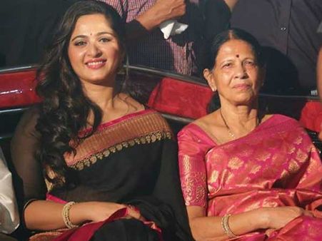 ప్రభాస్ లాంటి అల్లుడే కావాలి: పెళ్లిపై అనుష్క తల్లి ఆసక్తికర కామెంట్స్!