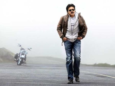 అత్తారింటికి దారేది రీమేక్, భారీ నిర్మాణ సంస్థ చేతుల్లో.. పవన్ సినిమాకు ఇప్పటికీ అదే క్రేజ్!