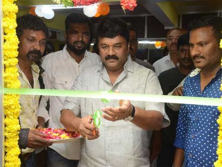 డాన్స్ మాస్టర్ రమేష్ అధ్వర్యంలో డాన్స్ అండ్ ఫిట్ నెస్ స్టూడియో