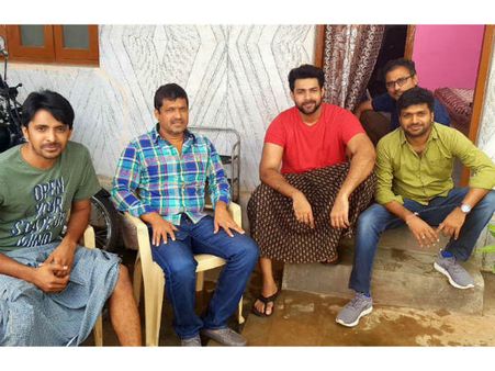 ఫన్ మొదలైంది.. లుంగీలో దర్శనమిచ్చిన వరుణ్ తేజ్!